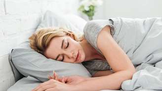 Ambientes escuros, frescos e silenciosos favorecem a produção de melatonina e facilitam o adormecimento rápido – depositphotos.com / AllaSerebrina