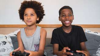 Estudo mostra que jovens passam até 10 horas por semana em videogames; especialistas alertam: o desafio não é proibir, mas equilibrar