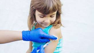 A Organização Mundial da Saúde (OMS) alerta que o risco de surtos permanece elevado caso não sejam retomadas campanhas efetivas de imunização e estratégias de vigilância epidemiológica intensificadas – depositphotos.com / yana-komisarenko@yandex.ru