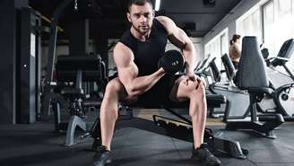 Treinar entre 2,5 e 5 horas semanais, com dias de descanso, ajuda a evitar lesões e potencializa o crescimento muscular – depositphotos.com / NatashaFedorova