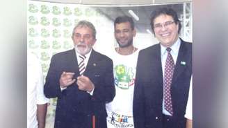 Foto mostra encontra de Jonas da Silva (ao centro) com Lula (à esquerda)