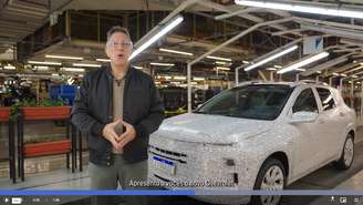 Santiago Chamorro à frente de um Chevrolet Sonic camuflado