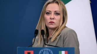 A chefe do governo italiano, Giorgia Meloni, participa de uma coletiva de imprensa conjunta após uma reunião com o primeiro-ministro da Albânia, Edi Rama, na Villa Doria Pamphilj, em Roma, nesta sexta-feira (13)