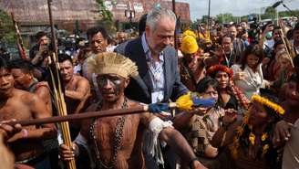 Presidente da COP30, André Corrêa do Lago, vai ao encontro de indígenas para dissuadi-los de liberar a entrada da conferência. (14/11/2025)
