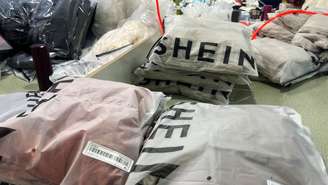 Pacotes de roupas em uma fábrica da Shein em Guangzhou, na China, em 1º de abril de 2025