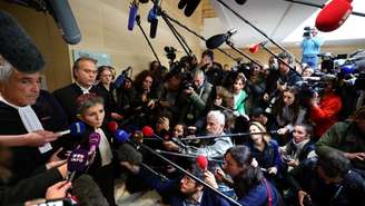 A advogada de Dominique Pélicot, Béatrice Zavarro, após o anúncio do veredicto que condenou seu cliente a 20 anos de prisão, em dezembro de 2024