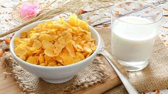 Alternativas como aveia, granola sem açúcar, frutas e iogurtes naturais oferecem energia e nutrientes de forma mais equilibrada para o café da manhã – depositphotos.com / jacklondon