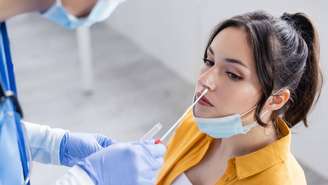 Embora muitos casos de infecção pela ômicron tenham sido registrados com sintomas leves, principalmente entre pessoas vacinadas, o número elevado de infectados aumentou a quantidade absoluta de internações – depositphotos.com / IgorVetushko