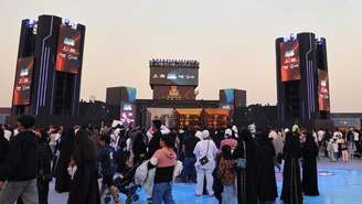 Fãs do YouTuber MrBeast visitam em primeira mão o parque temático Beast Land em Riade, em 13 de novembro de 2025.