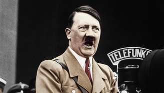 Foto colorizada de Adolf Hitler fazendo discurso