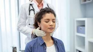 O carcinoma papilífero da tireoide representa cerca de 80% das ocorrências, demonstrando comportamento indolente e respostas satisfatórias ao tratamento – depositphotos.com / royalty