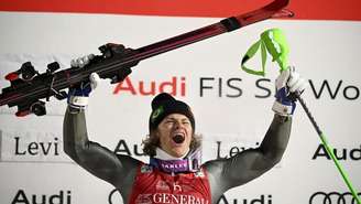 O brasileiro Lucas Pinheiro Braathen comemora no pódio após vencer a prova de slalom masculino da Copa do Mundo de Esqui Alpino da FIS, no Centro de Esqui de Levi, em Kittilä, na Finlândia, em 16 de novembro de 2025.