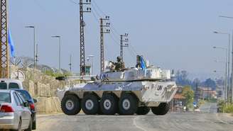 Um veículo blindado da Finul (Força Interina das Nações Unidas no Líbano) estacionado em frente a uma base da ONU na aldeia de Mansouri, no sul do Líbano, perto da fronteira com Israel, em 17 de abril de 2024. (Imagem ilustrativa)