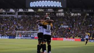 Jogadores do Criciúma comemorando gol contra o Botafogo 