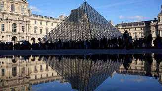 Uma das galerias do Museu do Louvre, em Paris, foi fechada ao público a partir desta segunda-feira, 17 de novembro de 2025, “por medida de precaução” devido à fragilidade de algumas vigas em uma das alas do prédio.