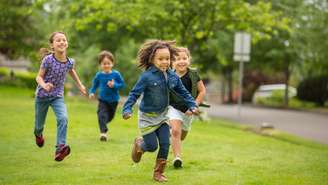 Descubra por que as amizades na infância são fundamentais para o desenvolvimento emocional e social das crianças