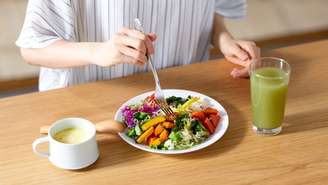 Descubra como iniciar uma rotina de exercícios após os 50 anos com segurança e quais nutrientes são essenciais para a saúde