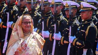 A primeira-ministra de Bangladesh, Sheikh Hasina, passando por uma guarda de honra na Government House durante sua visita à Tailândia, em Bangcoc, em 26 de abril de 2024