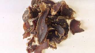 Criado por povos indígenas da América do Norte, o pemmican combina carne seca e gordura purificada, formando um alimento altamente energético e resistente à deterioração – depositphotos.com / PeterRakvica