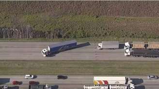 Uma câmera de segurança registrou o motorista parando e, em seguida, jogando uma pedra no próprio caminhão – ação que ele descreveu como o início do "ataque"