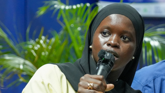 Aminata E. Sanyang é uma jornalista premiada baseada na Gâmbia, país da África Ocidental