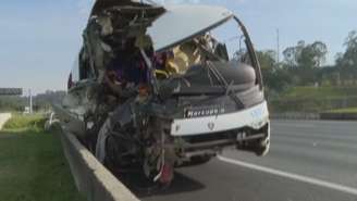 Acidente com ônibus e caminhão deixou 44 feridos