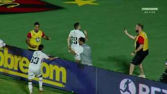 Renato Kayzer marca o terceiro gol do Vitória –