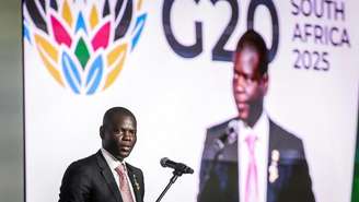 O ministro sul-africano das Relações Internacionais, Ronald Lamola, em uma coletiva de imprensa durante a cúpula de líderes do G20 em Joanesburgo, em 22 de novembro de 2025.