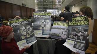 Parentes e vítimas das ditaduras militares da Argentina e do Paraguai ouvem a sentença do tribunal argentino no julgamento da Operação Condor, na embaixada da Argentina em Assunção, em 27 de maio de 2016.