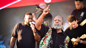 Péricles durante show no navio do Sorriso Maroto