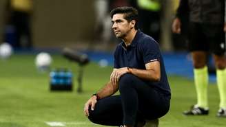 Abel Ferreira na beira do campo durante jogo contra o Grêmio