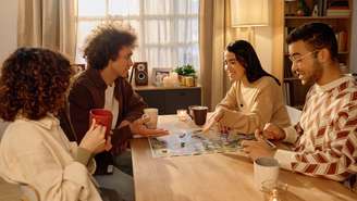 Saiba por que o círculo social diminui com a idade e veja dicas práticas para fazer novos amigos na vida adulta com leveza e propósito