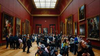 Uma das salas do museu do Louvre repleta de visitantes, em Paris, em 25 de janeiro de 2025 (imagem de ilustração).