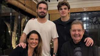 Faustão e a família nas comemorações do aniversário de 24 anos de casamento do apresentador com a jornalista Luciana Cardoso