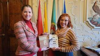 A brasileira Iara Lemos (à direita) foi recebida pela ministra conselheira da Embaixada de Portugal na Santa Sé, Lúcia Portugal Núncio, para falar sobre suas investigações na área de proteção dos direitos humanos.