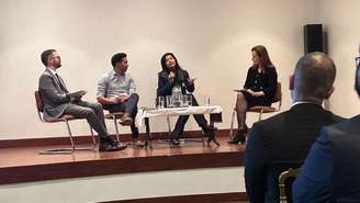 Os pesquisadores Raimundo Gonçalves de Oliveira Jr., Amanda Silva Brun e Susi Dal Belo participam de mesa redonda durante o V° Encontro da Diáspora de Ciência, Tecnologia e Inovação do Brasil na França, em 28 de novembro de 2025, na Embaixada do Brasil, em Paris.