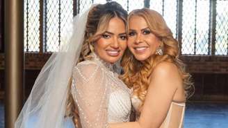 Natália e a mãe, a cantora Joelma