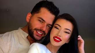 O cantor e compositor albanês Shpat Kasapi morreu aos 40 anos, após sofrer um ataque cardíaco fulminante. A notícia foi confirmada pela esposa dele, Selvije Jao