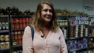 Ilona Biskup procura produtos gratuitos na despensa do banco de alimentos Feeding South Florida, em Miami (EUA)