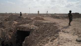 Imagem de arquivo mostra soldados israelenses na entrada de um túnel em Rafah, em 13 de setembro de 2024.