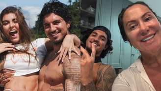Gabriel Medina com a namorada e a mãe