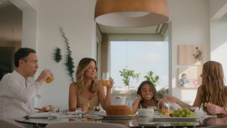 César Tralli com Ticiane Pinheiro, Manuella e Rafaella na vinheta da Globo