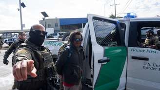 Uma pessoa é detida por agentes da Alfândega e Patrulha de Fronteira dos EUA (CBP) perto de uma loja Lowe’s em Nova Orleans, Louisiana, em 3 de dezembro de 2025.