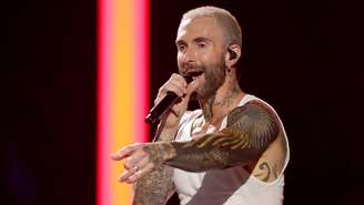 Adam Levine em show do Maroon 5 em 2025