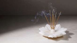 Descubra como os incensos podem renovar a energia da sua casa, quais aromas são ideais para cada intenção e como usar de forma correta 