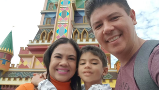 Joyce e Bruno com o filho, Benício, que morreu após receber prescrição errada