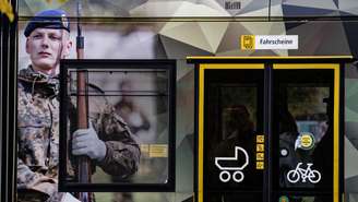 Anúncio de recrutamento para as Forças Armadas Alemãs (Bundeswehr) em Berlim, em 15 de outubro de 2025.