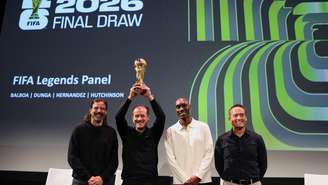 (Da esquerda para a direita) Marcelo Balboa, Dunga, Atiba Hutchinson e Luis Hernandez posam durante um painel de discussão com lendas da FIFA no Kennedy Center, em 3 de dezembro de 2025, em Washington, DC.