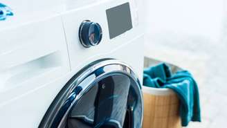 Mesmo quando a água quente traz benefício, alguns cuidados evitam danos ao tecido e também à própria máquina de lavar.