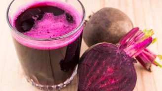 Além da cor vibrante, a bebida se destaca como forma prática de aumentar o consumo de vegetais – depositphotos.com / umochka111